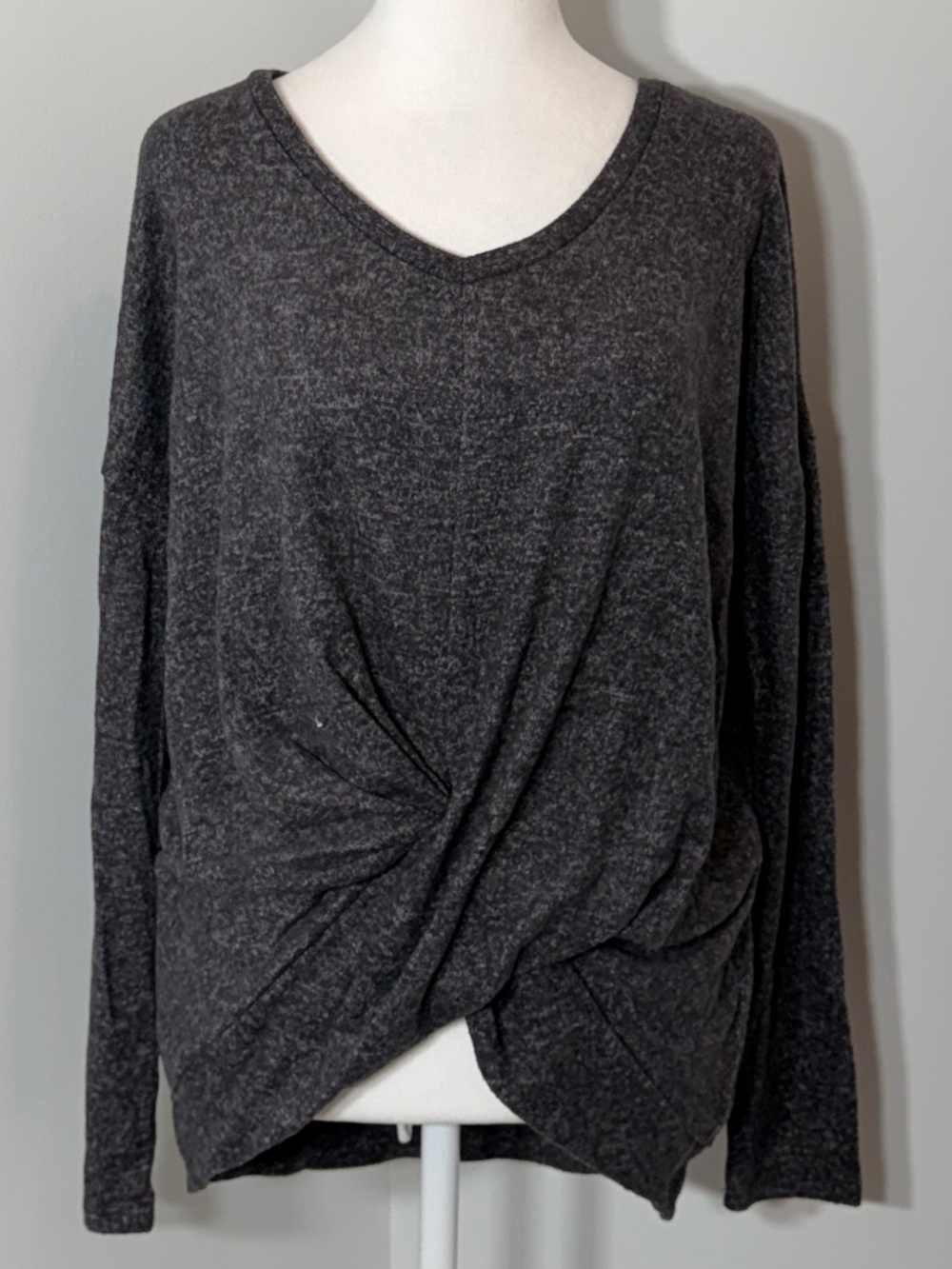 EUC Express Twist Front V-Neck Pullover in Charcoal Gray. Size Medium